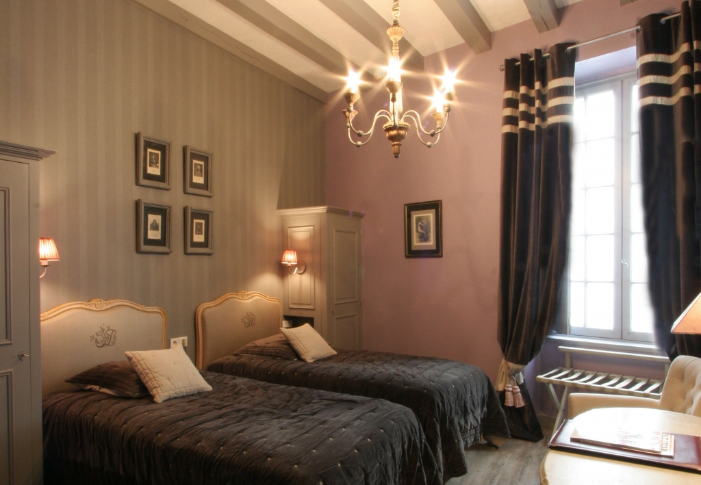 DELUXE (1-2 sleeps) 280 sq.ft